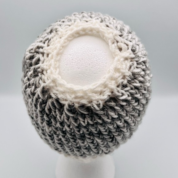 Handmade Knit Messy Bun High Ponytail Beanie Hat Gray White Crochet Unisex - Picture 6 of 7